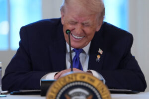 A pénztárgép cseng, a hadvezér mosolyog: Trump egy találkozón olajmágnásokkal