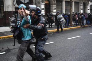 A rendőrség letartóztat egy újságírót Buenos Airesben