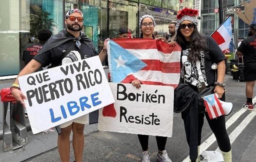 Plakátok: „Éljen a szabad Puerto Rico!” „Borikén ellenállásban”