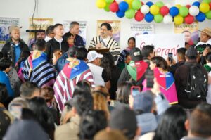 Iván Cepeda egy tüntetésen az őslakos társadalmi mozgalmak tagjaival