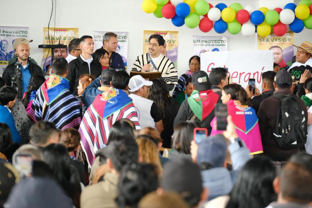 Iván Cepeda egy tüntetésen az őslakos társadalmi mozgalmak tagjaival