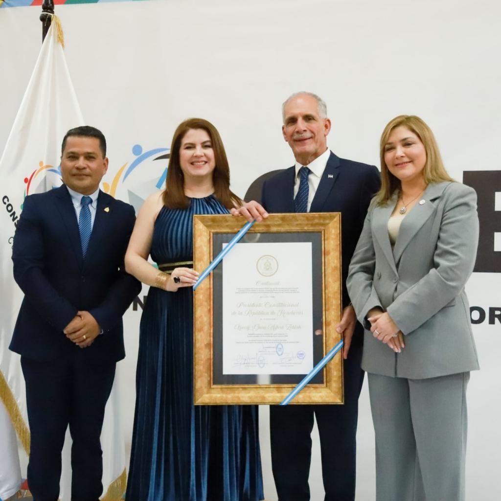 Nasry Asfura a vitatott választások ellenére megkapta elnöki kinevezési okiratát