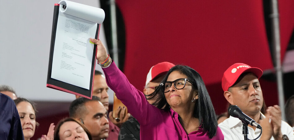 Komolyan „történelmi ugrás”? Venezuela ideiglenes elnöke, Delcy Rodríguez csütörtökön Caracasban egy tüntetésen bemutatja az új olajkitermelési törvény másolatát