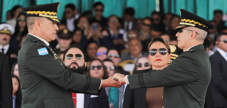 Xiomara Castro elnök asszony a hondurasi fegyveres erők parancsnokságának átadásán