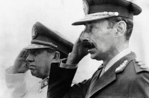 1978-ban Chilében készült fénykép Augusto Pinochet tábornokról (balra) és argentin kollégájáról, Jorge Videla tábornokról