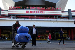 A kubai üzemanyaghiány akadályozza a légi forgalmat. Jose Martí nemzetközi repülőtér, Havanna