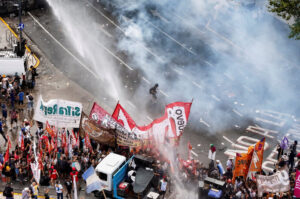 A rohamrendőrség brutálisan lép fel a tiltakozó szakszervezetek ellen