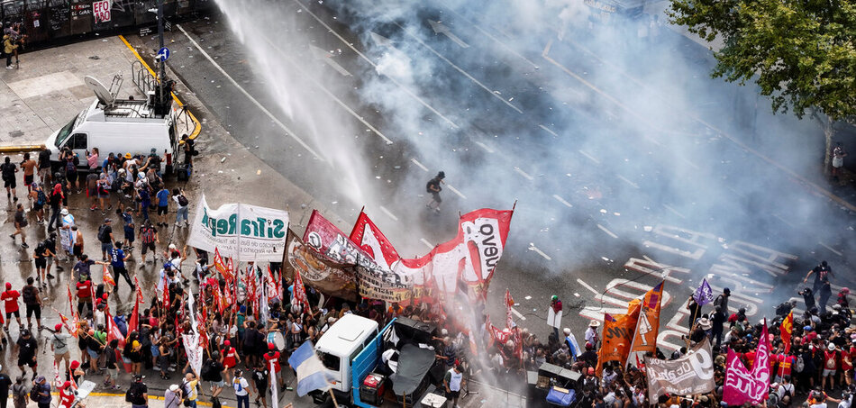 A rohamrendőrség brutálisan lép fel a tiltakozó szakszervezetek ellen