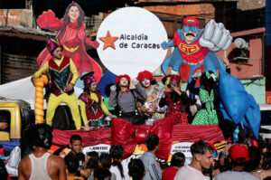 Az elrabolt elnöki pár szuperhősként a hétfői karneválon Caracasban