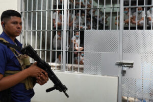 Az ország börtöneiben az Egyesült Államokból kiutasított menekültek is fogva tartják