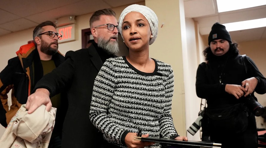 Ilhan Omar képviselő érkezik egy városházi rendezvényre Minneapolisban, 2026. január 27-én