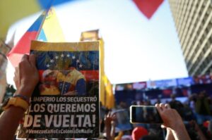 Venezuelából tömegek szólítják fel Nicolás Maduro elnököt, hogy tartson ki. „Itt áll a nép, hűségesen és várva visszatérését” – mondta egy venezuelai tüntető