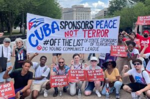 „Kuba a békét támogatja, nem a terrort” – az Amerikai Kommunista Párt tagjai tüntetnek a Kuba elleni blokád ellen