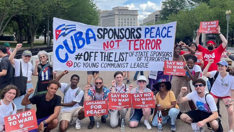 „Kuba a békét támogatja, nem a terrort” – az Amerikai Kommunista Párt tagjai tüntetnek a Kuba elleni blokád ellen
