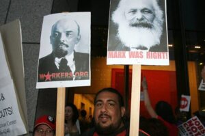 Marxot és Lenint emelik magasba: tüntetők a bankok, nem pedig a munkásosztály kizsákmányolását követelik (Los Angeles, 2011.11.10.)