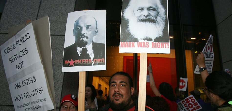 Marxot és Lenint emelik magasba: tüntetők a bankok, nem pedig a munkásosztály kizsákmányolását követelik (Los Angeles, 2011.11.10.)