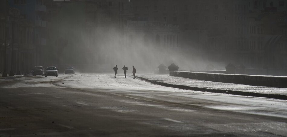 Nem csak a teljes energiaembargó gyakorol erős nyomást a szocialista karibi-szigetországra