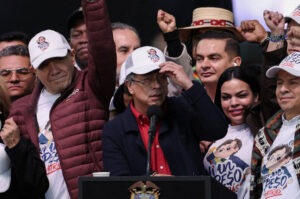 „Nem hátrálunk meg!”: Gustavo Petro (középen) múlt csütörtökön Bogotában támogatói előtt