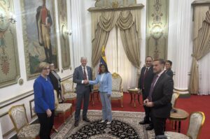 Rodríguez és Wrigt (kép közepén) a Miraflores elnöki palotában tartott találkozón