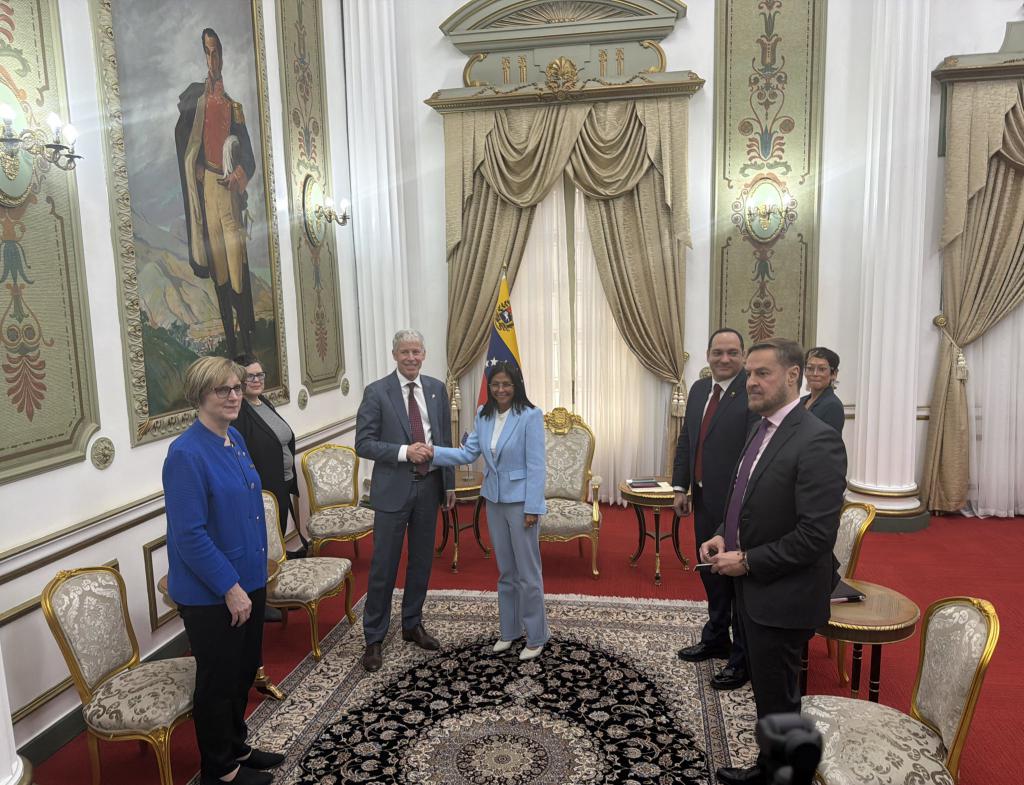 Rodríguez és Wrigt (kép közepén) a Miraflores elnöki palotában tartott találkozón