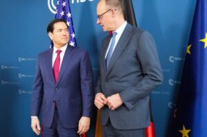 Rubio (balra a képen) Friedrich Merz német kancellárral a müncheni biztonsági konferencián