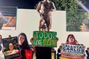 Társadalmi és politikai szervezetek szerint Shakira kolumbiai popsztár fellépése felkavarta a politikai életet El Salvadorban