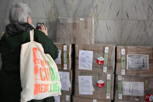 A „Nuestra América Convoy to Cuba” csoport egyik tagja dokumentálja az adományozott segélycsomagok számát