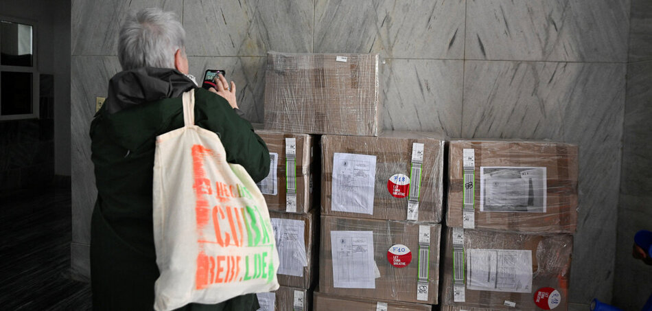 A „Nuestra América Convoy to Cuba” csoport egyik tagja dokumentálja az adományozott segélycsomagok számát
