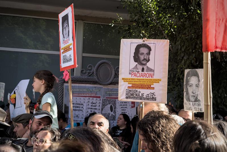 A cordobai felvonulás résztvevői táblákat tartanak a kezükben, amelyeken az erőszakkal eltűnt emberek fényképei és nevei láthatók