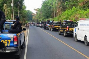 A kilakoltatás napján a birtok előtt