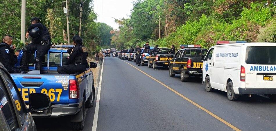 A kilakoltatás napján a birtok előtt