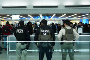 A minnesotai halálos bevetéseiket követően az ICE-tisztviselők mostantól a repülőtereken is ellenőrzéseket végeznek