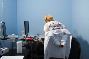 A munka még messze nem fejeződött be, mégis véget ér. Kubai orvos egy klinikán Uspantanban, Guatemalában