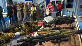 A fedélzet széléig felfegyverkezve