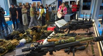 A fedélzet széléig felfegyverkezve