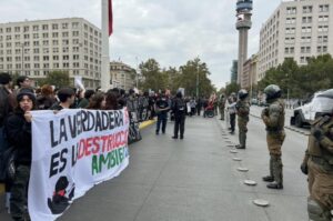 A tüntető menet az elnöki palota előtti rendőrségi kordon előtt állt meg, később rendőri erőszakhoz vezetett