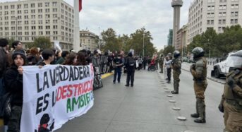 Vízágyúk bevetése a chilei környezetvédelmi tüntetéseken a Világ Víz Napján