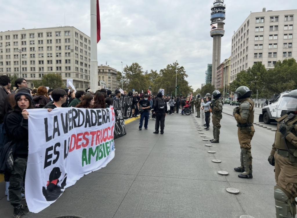 A tüntető menet az elnöki palota előtti rendőrségi kordon előtt állt meg, később rendőri erőszakhoz vezetett