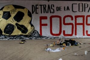 „A világbajnokság mögött tömegsírok vannak” – áll ezen a mexikói plakáton