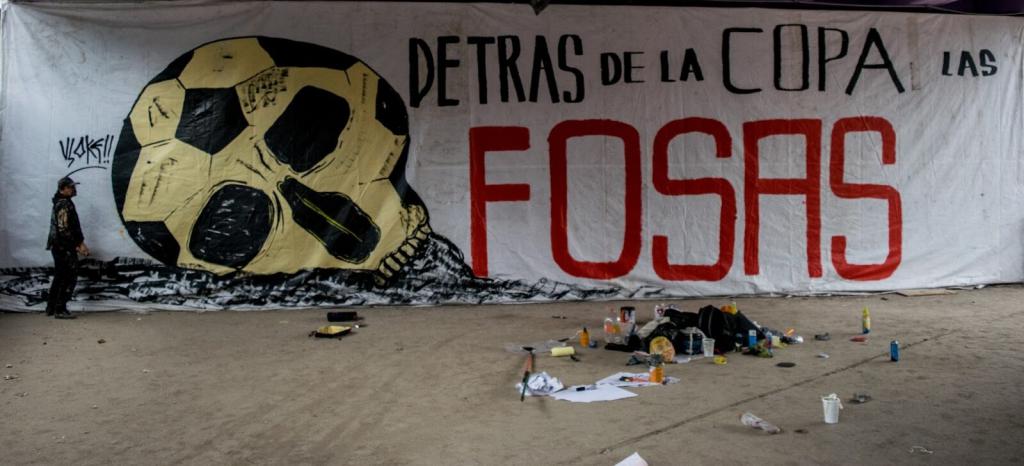 „A világbajnokság mögött tömegsírok vannak” – áll ezen a mexikói plakáton