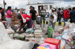 A „Maguro” tagjai segélyszállítmányok kirakodásakor a havannai kikötőben kedden