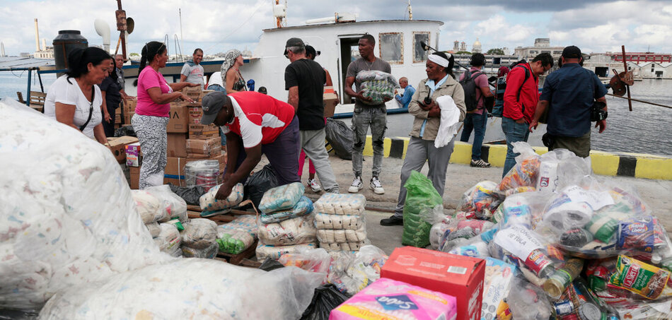 A „Maguro” tagjai segélyszállítmányok kirakodásakor a havannai kikötőben kedden