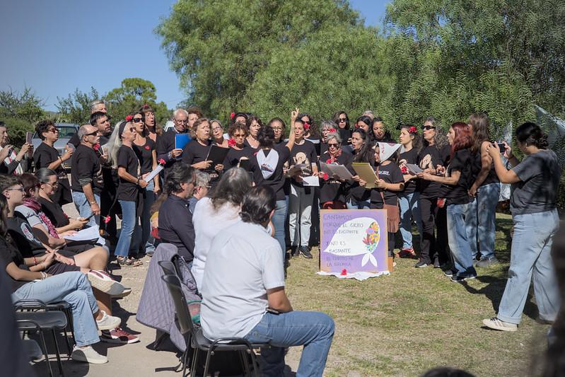 Az Agua de Oro-i helyi kórus énekel a helyi megemlékezésen