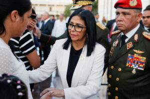 Az USA által meggyilkolt katonák temetésén Delcy Rodríguez államfő az újonnan kinevezett védelmi miniszterrel, Gustavo González Lópezzel együtt jelent meg