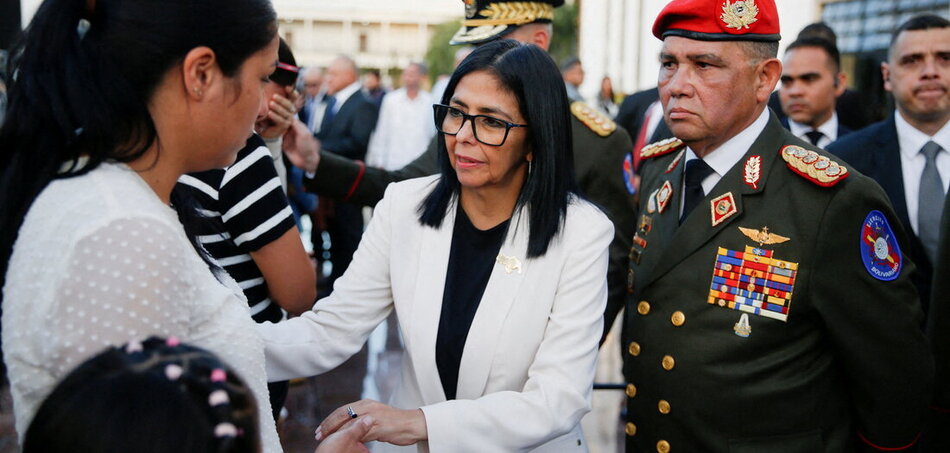 Az USA által meggyilkolt katonák temetésén Delcy Rodríguez államfő az újonnan kinevezett védelmi miniszterrel, Gustavo González Lópezzel együtt jelent meg