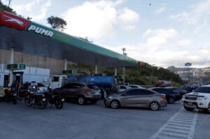 Az inflációs hullám és a vezetési stílus kritizálása ellenére: dugó a hondurasi főváros, Tegucigalpa benzinkútjainál