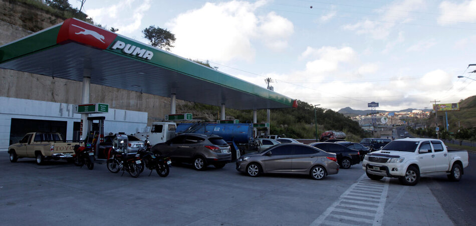 Az inflációs hullám és a vezetési stílus kritizálása ellenére: dugó a hondurasi főváros, Tegucigalpa benzinkútjainál