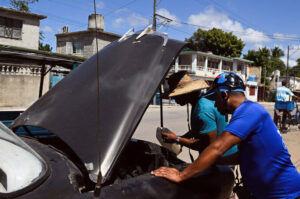 Az üzemanyaghiány akadályozza a közlekedést, a gazdaságot és az egészségügyi rendszert