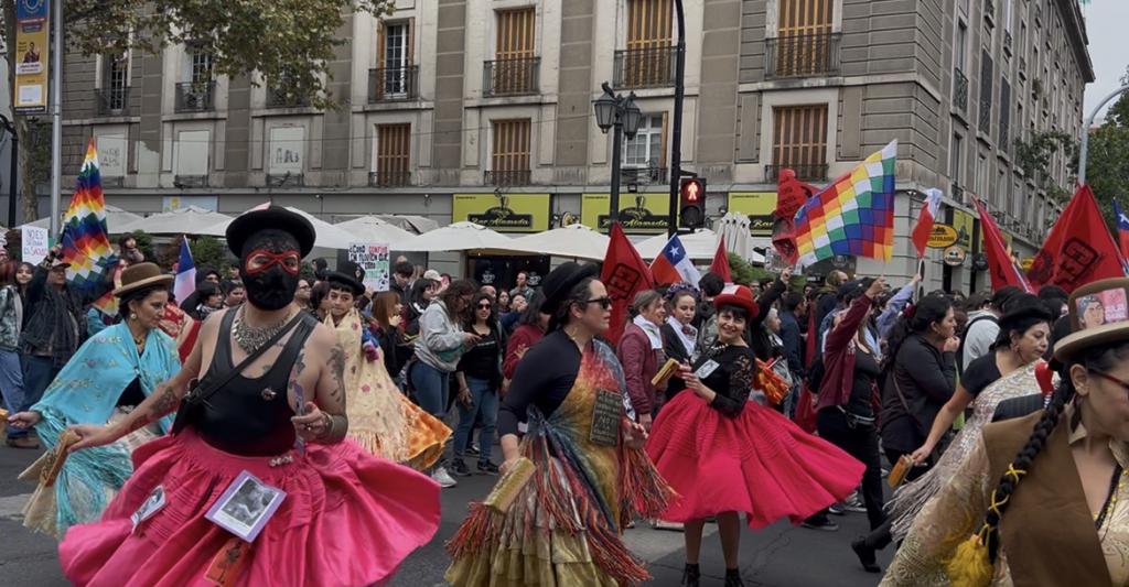 Békés tüntetés a környezetvédelmi jogokért Santiagóban