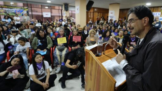 A baloldali politikus Iván Cepeda vezeti a kolumbiai közvélemény-kutatásokat